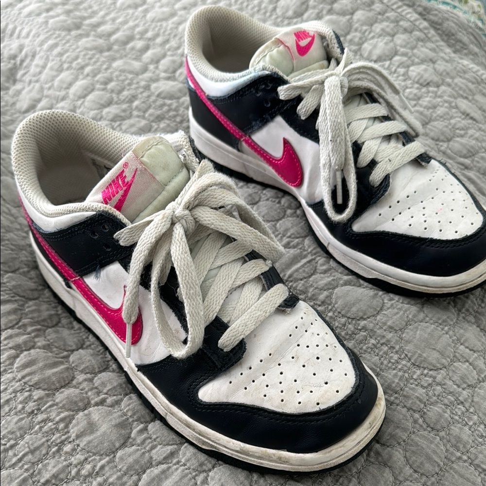 Nike dark navy blue, and White Shoes with Pink Highlights 5 youth